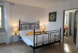 5 bedrooms, iron/ironing board, travel cot, free WiFi - Oleander Farmhouse, Corinaldo. With private pool and AirCo (Marche)