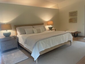 3 間睡房、房內夾萬、書桌、熨斗/熨衫板