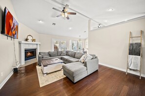 Smart TV, futbolito, mesa de ping pong