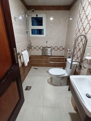 A bathroom with a toilet, bidet, and sink. - Masaken Almuna (Jeddah)