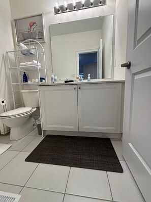 Shower, hair dryer, towels, soap - Dreamland by Wonderland (Vaughan)