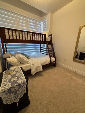 3 bedrooms, iron/ironing board, WiFi, bed sheets - Dreamland by Wonderland (Vaughan)