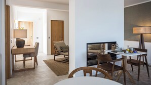 Una sala moderna con comedor, sofá y televisor.