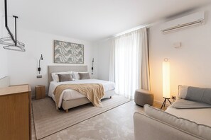 Triple Room | In-room safe, blackout curtains, soundproofing, free WiFi