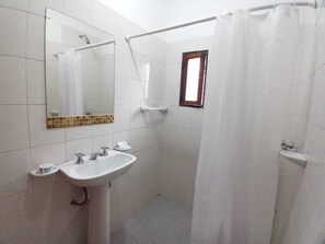 Serviettes fournies, savon, papier toilette