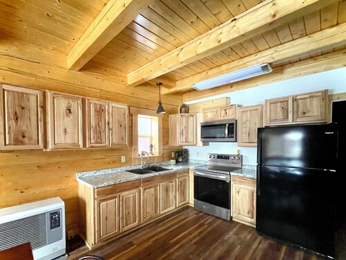 Trailblazer — Spacious Rustic Cabin for Groups