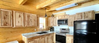 Trailblazer — Spacious Rustic Cabin for Groups