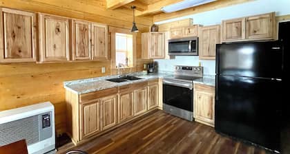 Trailblazer — Spacious Rustic Cabin for Groups