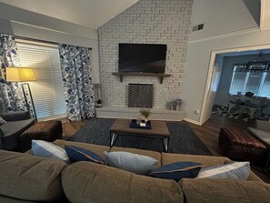 Smart TV, fireplace, DVD player, printers - SLEEPS 15-Shady Grove Area Home-5 Bdrms & flex area 6th Bdrm, in vibrant Memphis (Memphis)