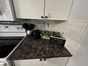 Fridge, microwave, oven, stovetop - SLEEPS 15-Shady Grove Area Home-5 Bdrms & flex area 6th Bdrm, in vibrant Memphis (Memphis)