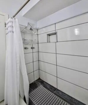 Een douche, een haardroger, handdoeken, zeep