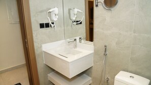 Baignoire et douche séparées, serviettes fournies, savon, shampooing