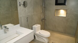 Separate bathtub and shower, towels, soap, shampoo - Wahat Al Salam Hotel Apartments (Dammam)