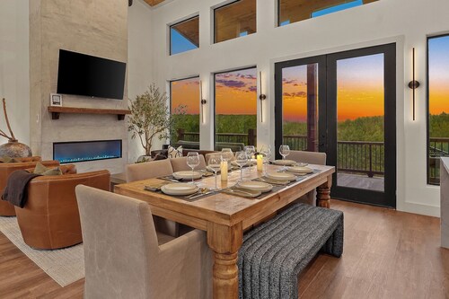 Luxury Hilltop, Surreal Views, Pool, Hot Tub, Firepit & 4Kings Bed