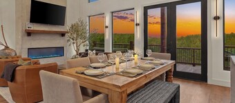 Luxury Hilltop, Surreal Views, Pool, Hot Tub, Firepit & 4Kings Bed