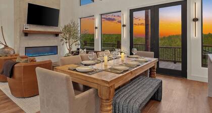 Luxury Hilltop, Surreal Views, Pool, Hot Tub, Firepit & 4Kings Bed