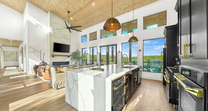 Luxury Hilltop, Surreal Views, Pool, Hot Tub, Firepit & 4Kings Bed