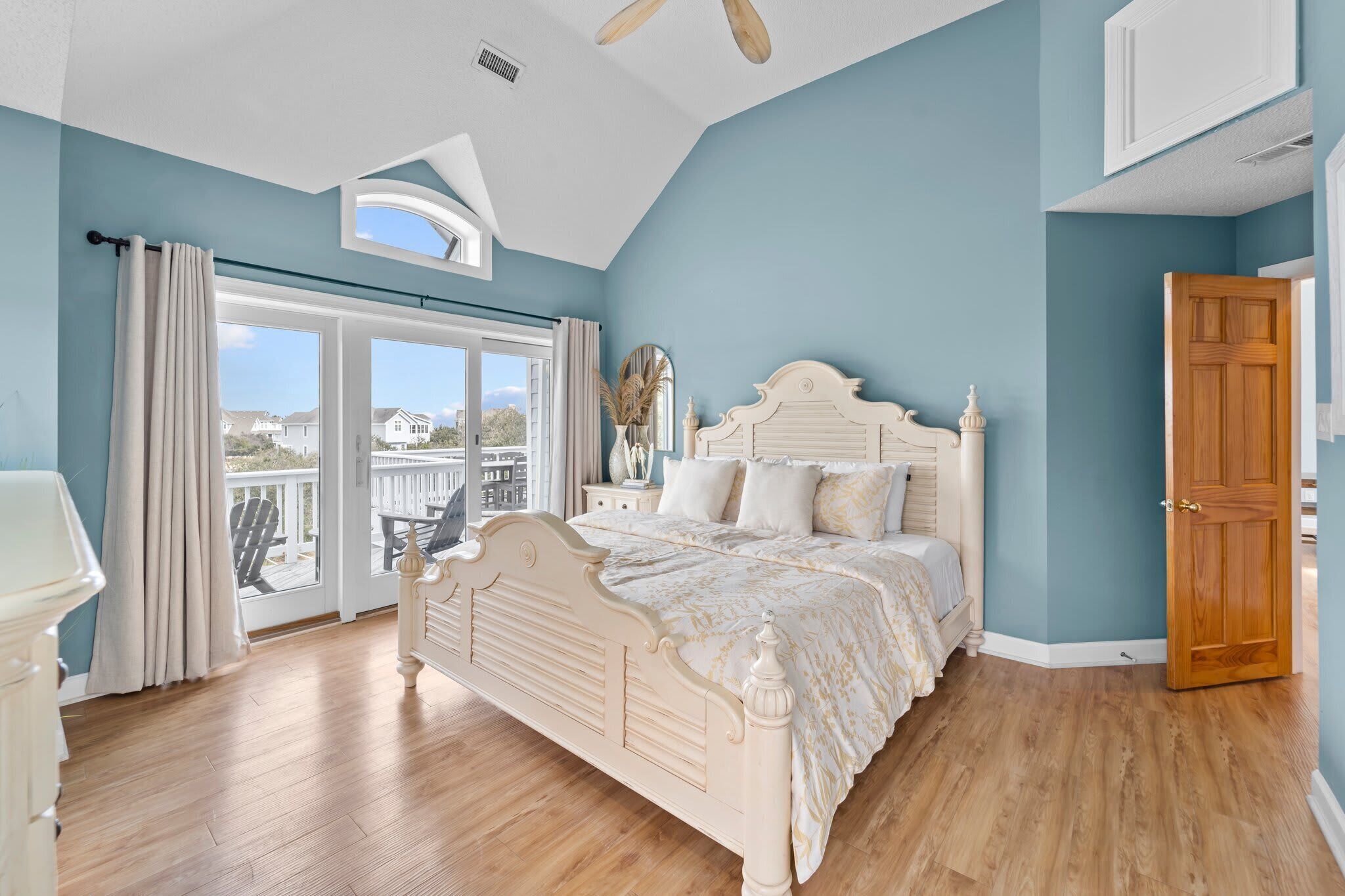 Top Level: 1 King Bedroom w/ full ensuite
