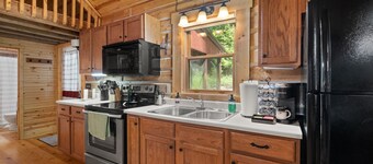 Charming cabin that has beds for 8 guests, many parking spaces, cozy fire pit