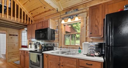 Charming cabin that has beds for 8 guests, many parking spaces, cozy fire pit