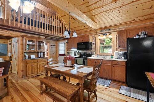 Charming cabin that has beds for 8 guests, hot tub, electric fireplace, firepit