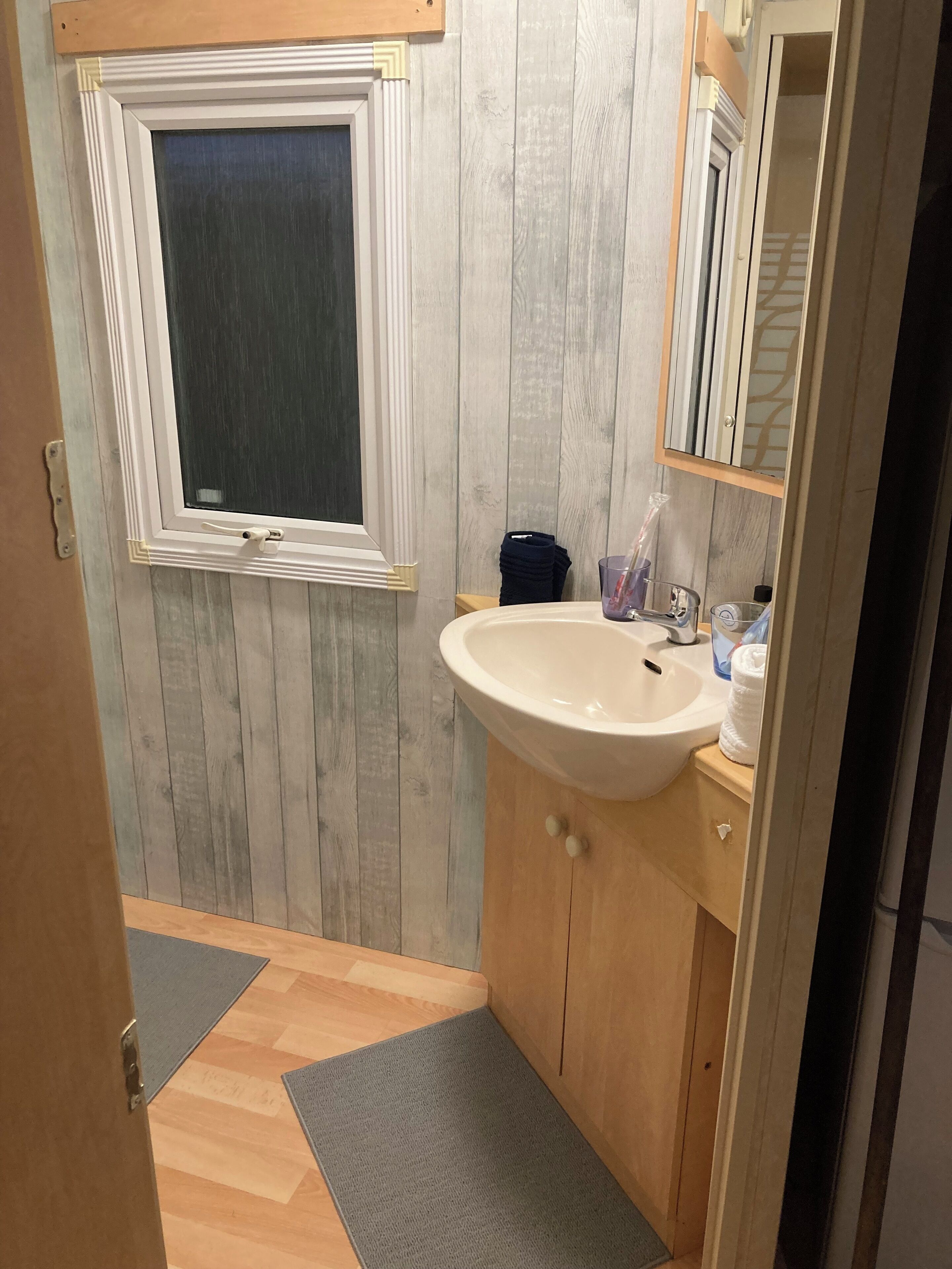 Douche, sèche-cheveux, serviettes fournies, savon