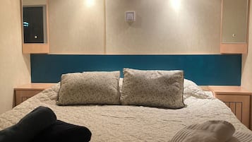 2 bedrooms, travel crib, free WiFi, bed sheets