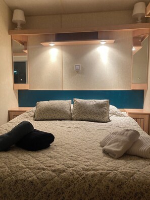 2 bedrooms, travel crib, free WiFi, bed sheets