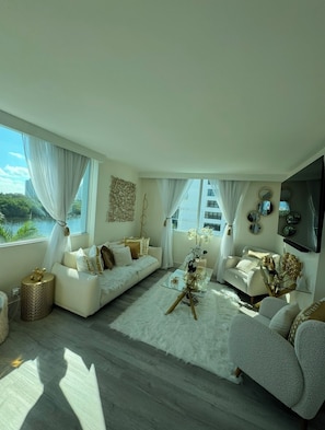 Living area - Classy, Eclectic, Congenial hotel suite in charming Fort Lauderdale Florida (Fort Lauderdale)