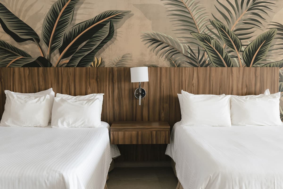 Quarto casal luxo, 2 camas de casal, sacada, vista para a praia | Cofres nos quartos, escrivaninha, espaço de trabalho para notebook