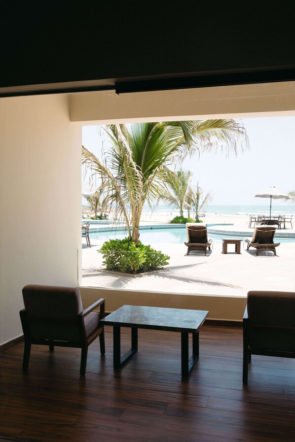 Quarto casal superior, sacada, vista para a praia | Sacada