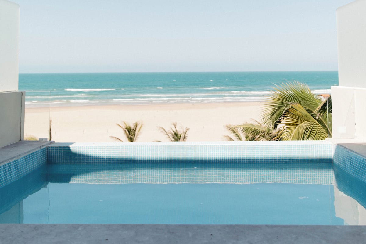 Quarto casal luxo, 1 cama King, piscina particular, vista para a praia | Cofres nos quartos, escrivaninha, espaço de trabalho para notebook