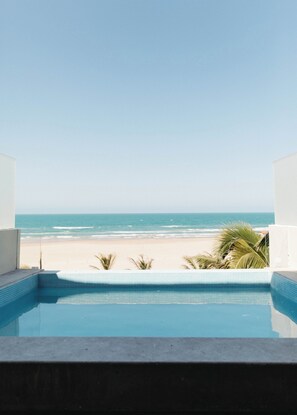 Dobbeltrom – deluxe, 1 kingsize-seng, privat basseng, strandutsikt | Safe på rommet, skrivebord og skrivebord for bærbar PC