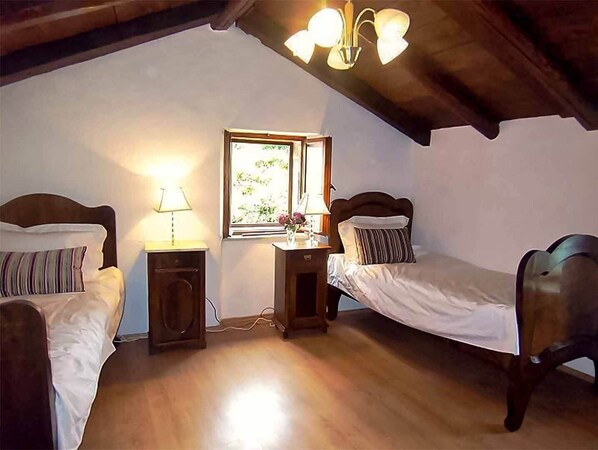 2 habitaciones, tabla de planchar con plancha, wifi y ropa de cama 