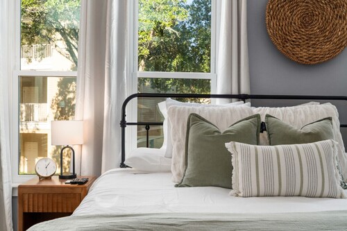 Haile Retreat – King Bed, Workspace, Private Entry