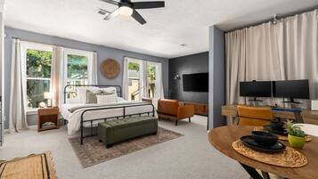 1 slaapkamer, een bureau, een strijkplank/strijkijzer, gratis wifi