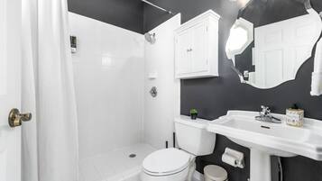 Een haardroger, handdoeken