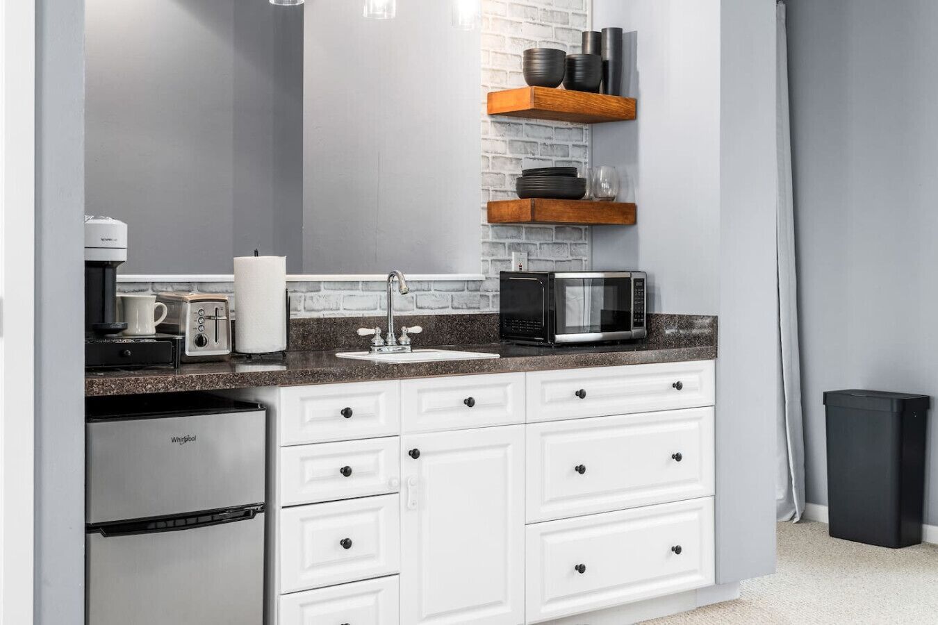 Mikrowelle, Wasserkocher mit Kaffee-/Teezubehör, Toaster