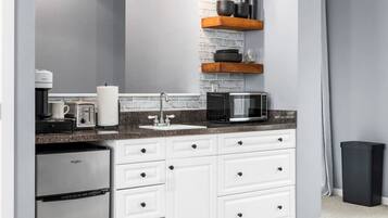 Een magnetron, een koffiezetapparaat/waterkoker, een broodrooster