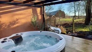 Outdoor spa tub - Wisteria Österlen  (Simrishamn)