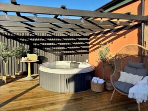 Outdoor spa tub - Wisteria Österlen  (Simrishamn)
