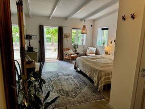 Dobbeltrom – deluxe, bakgårdsutsikt | Sengetøy av topp kvalitet, safe på rommet og blendingsgardiner