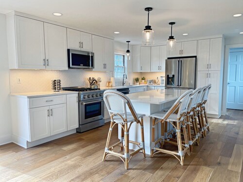 Beautiful 5BR with Pool. 3 Renovated Levels of Luxury. Walk to Town or Beach.