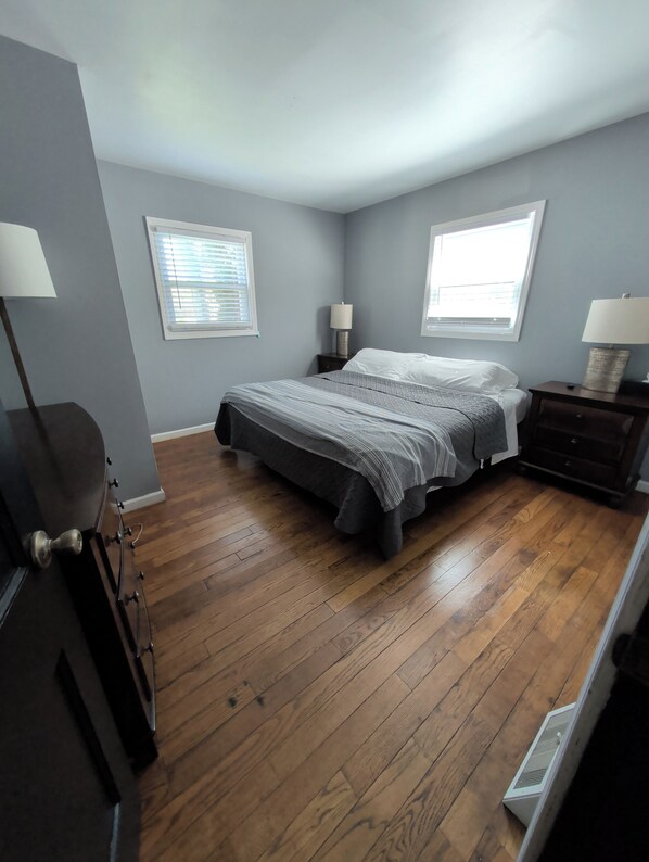2 habitaciones, tabla de planchar con plancha, wifi y ropa de cama 