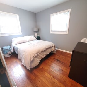 2 habitaciones, tabla de planchar con plancha, wifi y ropa de cama