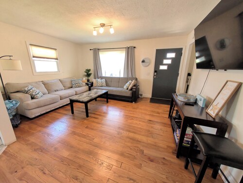 Charming 2-bedroom house in Auburn with AC