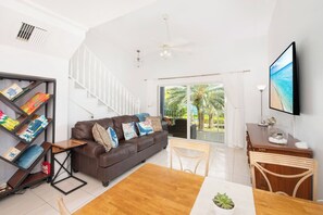 Smart TV - Light & Bright - Two Bed with Stunning Ocean Views (Bodden Town)