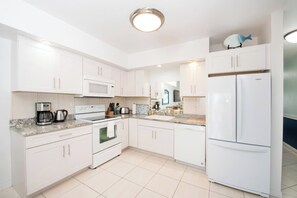 Coffee/tea maker, fridge, microwave, oven - Light & Bright - Two Bed with Stunning Ocean Views (Bodden Town)