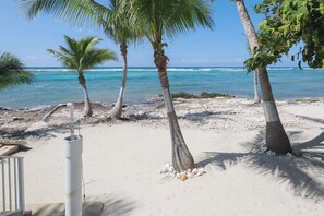 On the beach - Light & Bright - Two Bed with Stunning Ocean Views (Bodden Town)