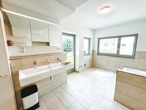 A modern bathroom with a large sink, mirror, and two windows. - NEW: Spacious suite with private terrace | 10 min from Rothenburg, ob der Tauber (Schrozberg)